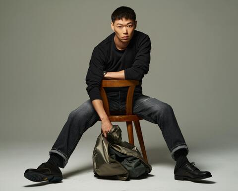 俳優・笠松将氏が纏う、「AVIREX」の
